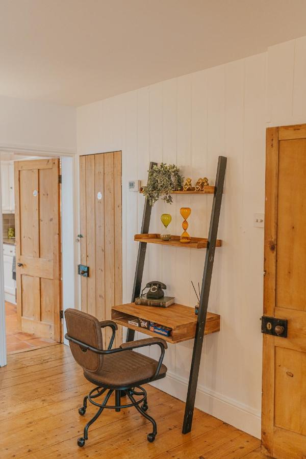 Cotswolds- Homely 2 Bed House With Garden, Wifi - Esho Stays Сайърънсестър Екстериор снимка
